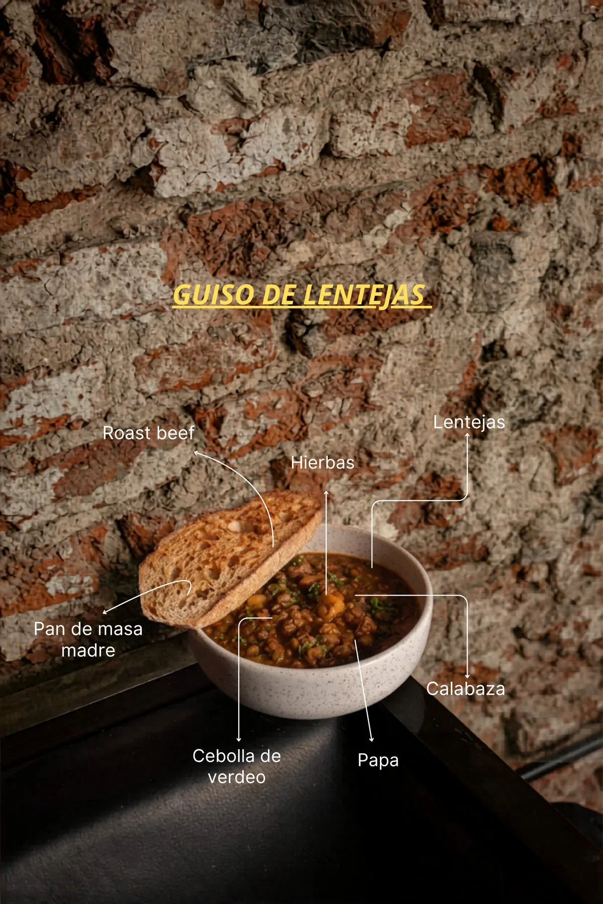 Guiso de lentejas con roast beef, papa, calabaza, cebolla de verdeo y pan de masa madre en SĀNTAL Buenos Aires