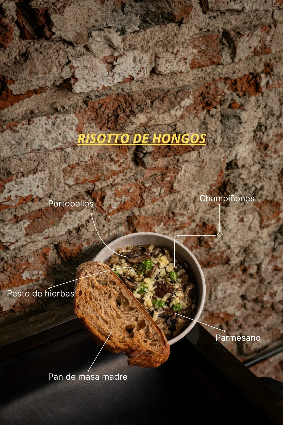 Risotto de hongos portobello y champiñones con parmesano, pesto de hierbas y pan de masa madre en SĀNTAL Buenos Aires