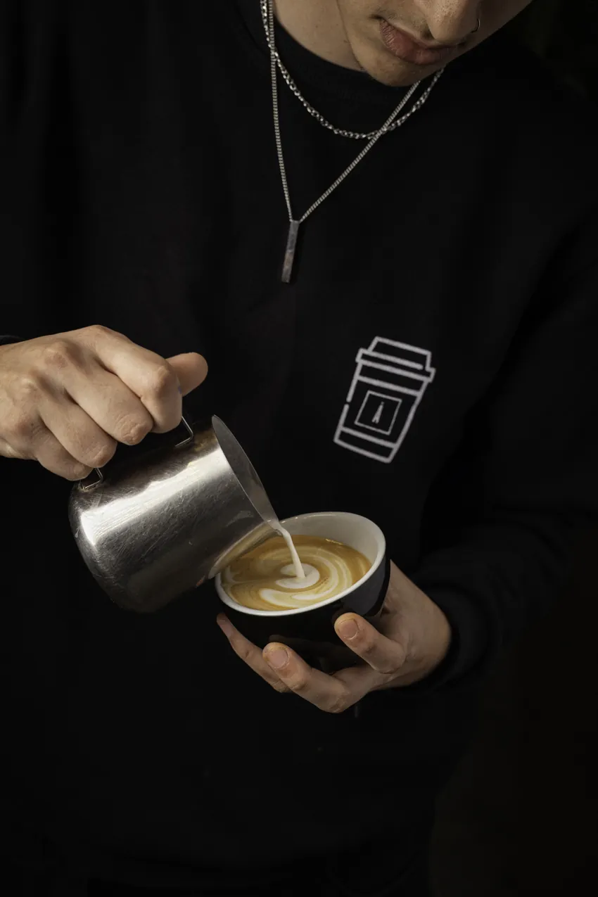 Barista sirviendo un café de especialidad en SĀNTAL Buenos Aires