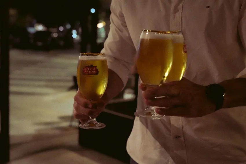 Cervezas en una noche de SĀNTAL, ideal para afteroffice en Buenos Aires