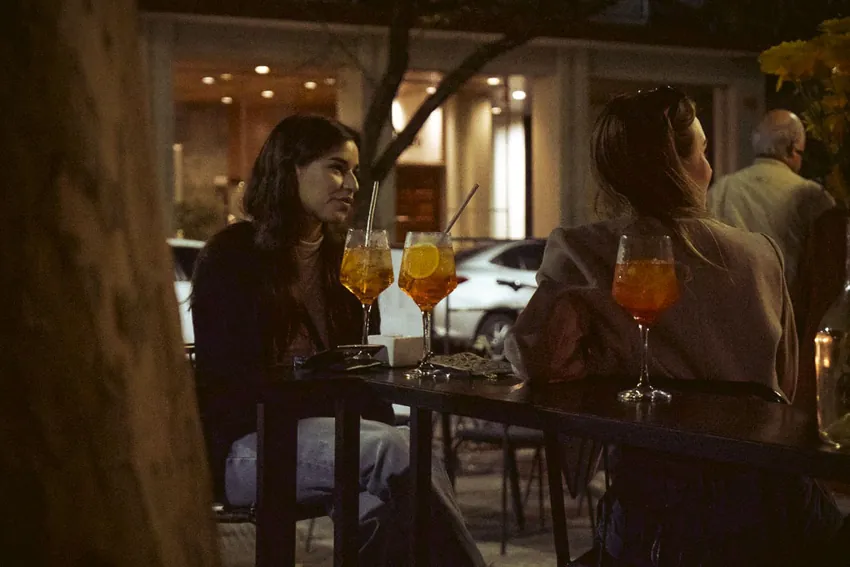 Tragos y coctelería en la terraza de SĀNTAL de noche