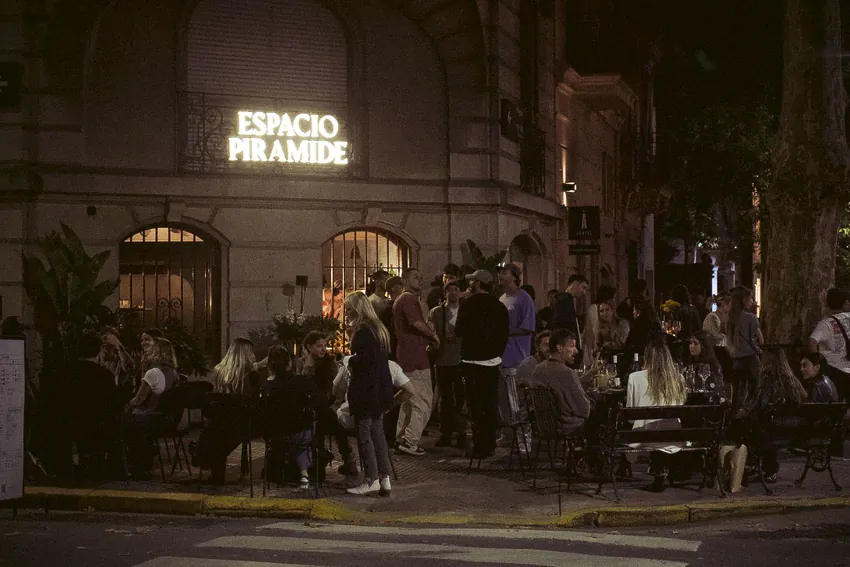 SĀNTAL Espacio Pirámide iluminado de noche, eventos en Belgrano