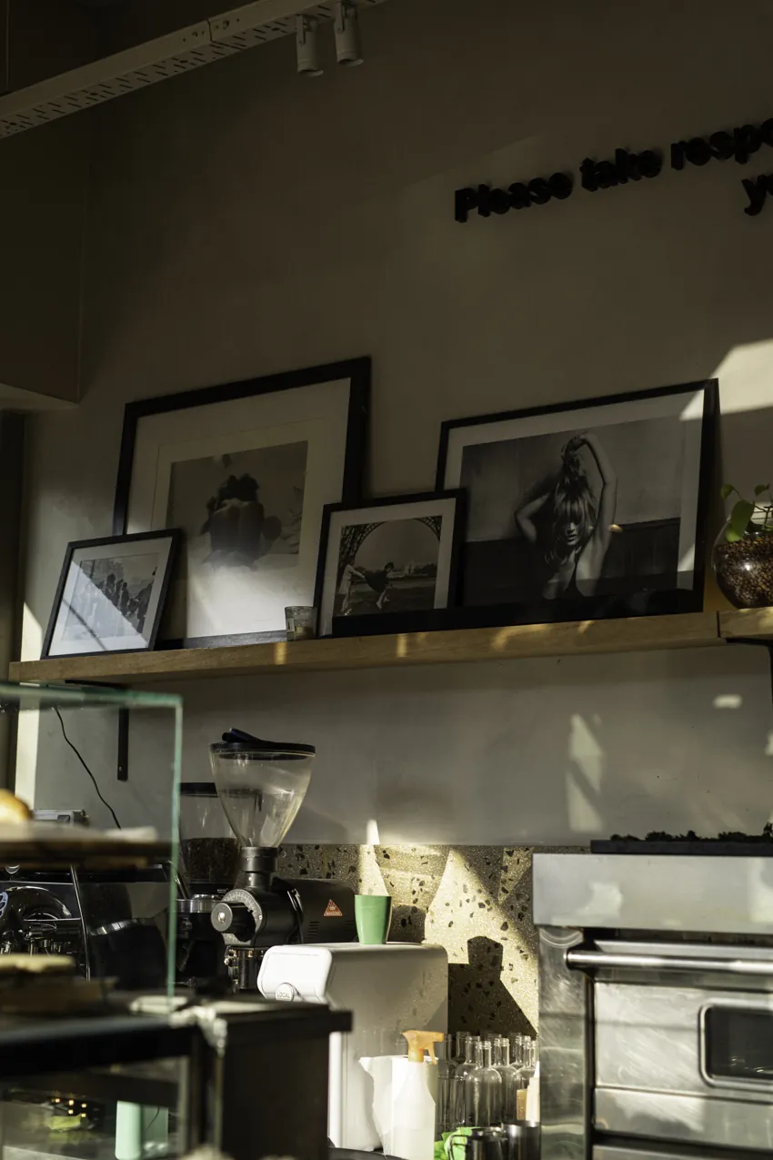 Ambiente interior de SĀNTAL con arte y café de especialidad