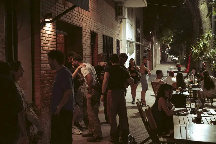 Gente disfrutando la noche en la vereda de SĀNTAL
