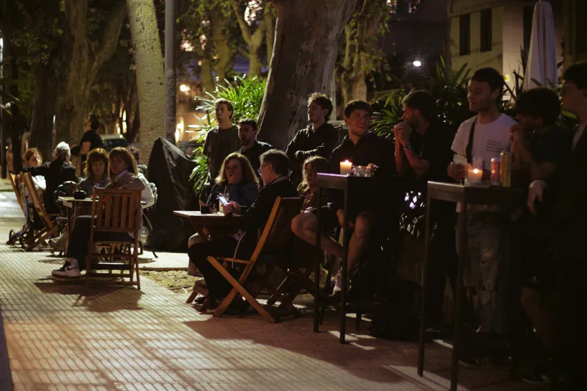 Mesas al aire libre de SĀNTAL en una noche de Buenos Aires