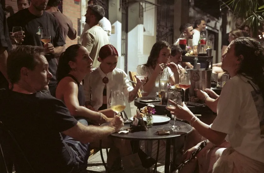 Mesa compartida entre amigos en SĀNTAL Buenos Aires: experiencia para regalar de a dos