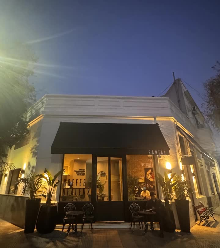 SĀNTAL Chacarita — café de especialidad en Loyola 1599, esquina con mesas en la vereda