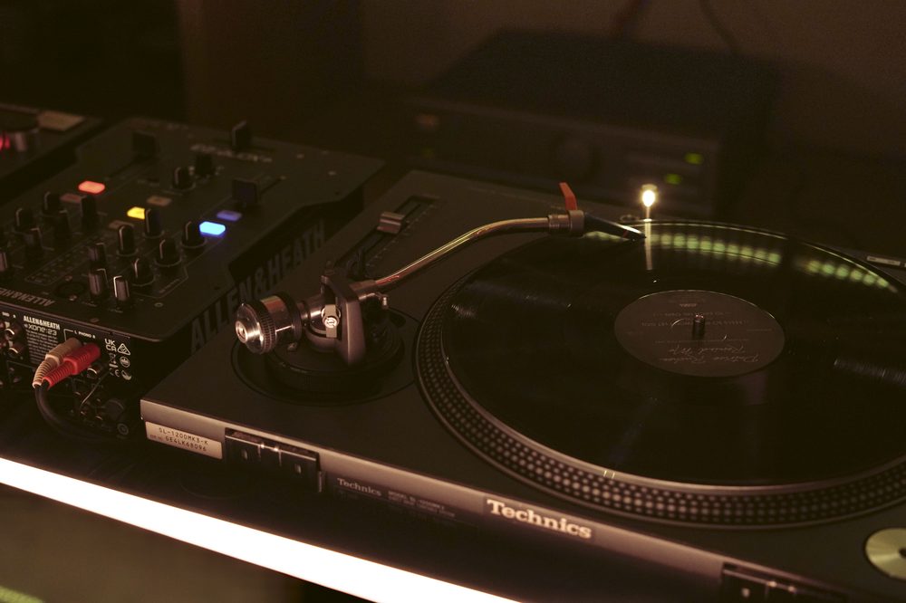 Bandeja Technics SL-1200 y mixer Allen & Heath Xone:23 con vinilo girando — sonido hi-fi del listening bar SĀNTAL Colegiales