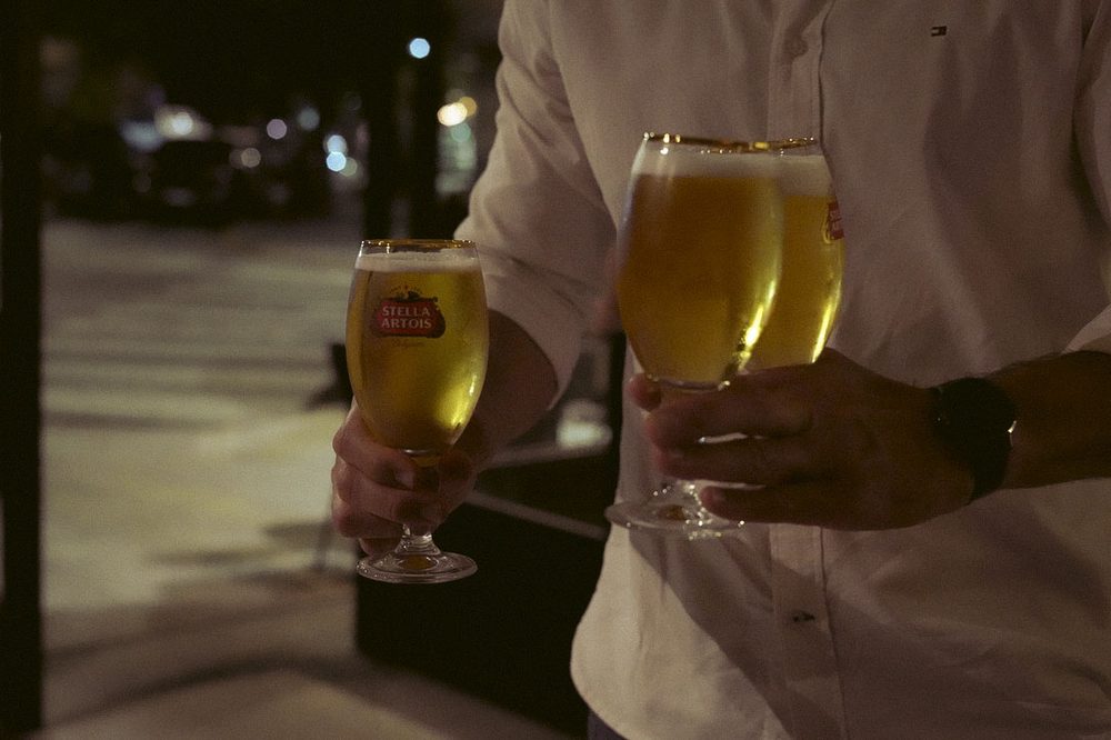 Copas de cerveza tirada en la vereda nocturna del bar SĀNTAL Colegiales