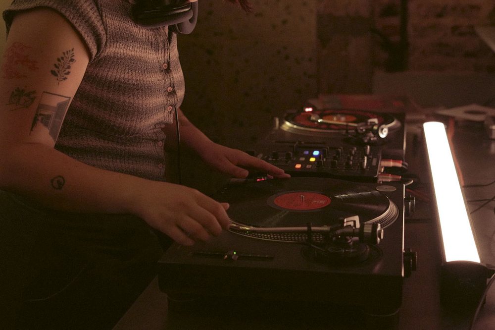 Manos de DJ mezclando discos de vinilo en bandejas Technics — DJ en vinilo en Buenos Aires