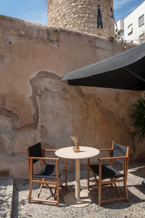 Mesa exterior íntima en terraza SĀNTAL — ambiente mediterráneo elegante