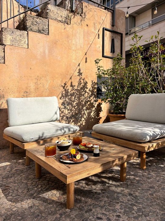 Brunch al sol en la terraza de SĀNTAL — Santa Catalina Palma de Mallorca