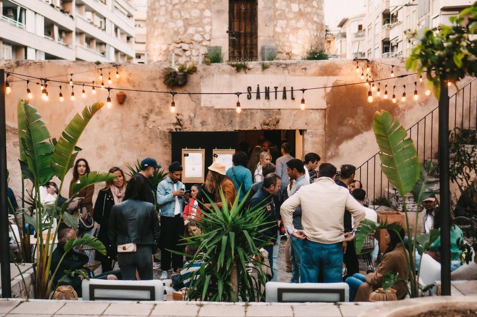 Evento en SĀNTAL — gente disfrutando en la entrada del molino XIV Palma