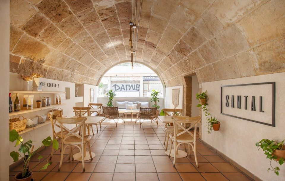 Bóveda de cañón SĀNTAL con letrero histórico — salón único para eventos en Palma Mallorca